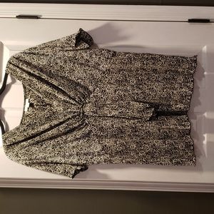 Dressbarn size 20 women's short sleeve v neck black/white printed crinkle blouse